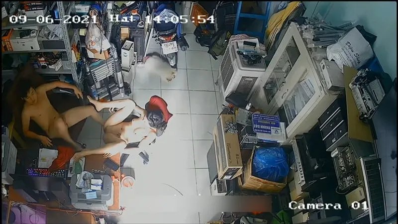 Người vợ ông xã trả bài nhau trong của hàng máy tính