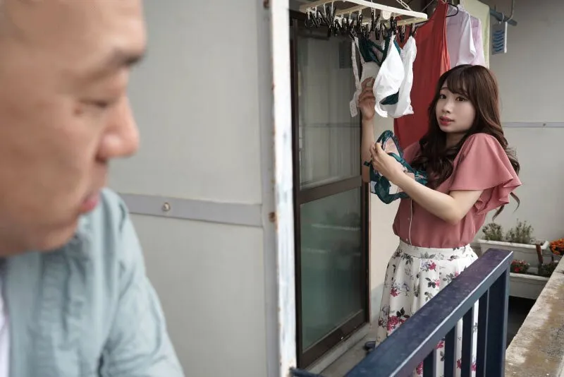 Gã nhà kề bên chuyên soi mói và cặp cô vợ ông chồng thường xuyên rên la quá to