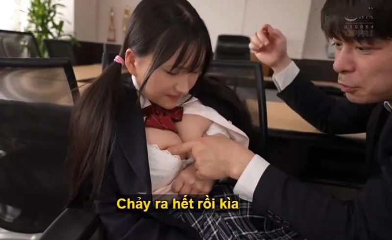 Trong suốt 3 năm, thầy giáo đã rèn luyện cô học trò ngực đẹp thành “hũ chứa tinh”.