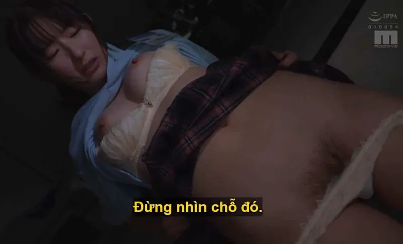 Ông sếp mưu tính quan hệ với cô nhân viên kiêu căng lười nhác, suốt ngày bận rộn chat chit cùng người yêu.